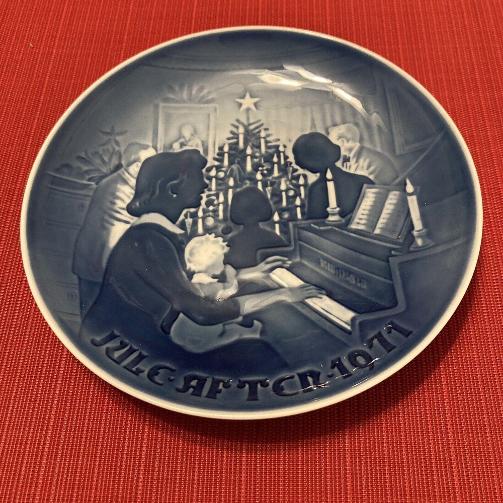 Vintage‎ Bing & Grondahl Jule After 1971 / Christmas Plate Blue / B&G / 7.25"